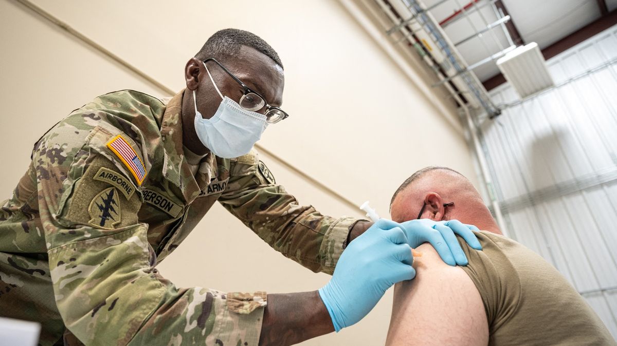 Bez vakcíny nebudete vojáci. Americká armáda začne propouštět neočkované
